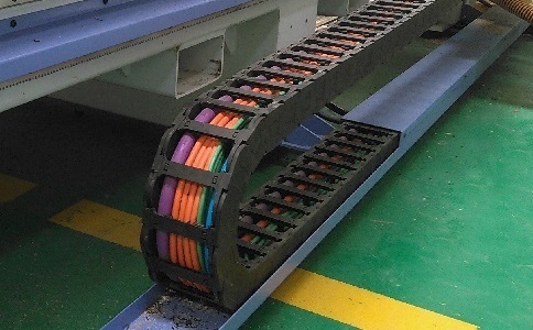 電纜、氣管、水管都可置于拖鏈中